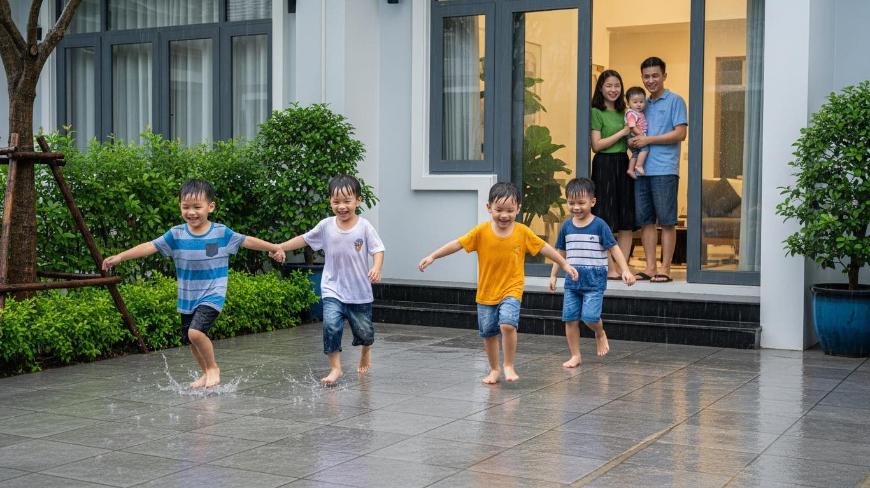 Gạch Lát Nền Mùa Mưa: Bí Quyết Chọn Lựa An Toàn & Đẳng Cấp